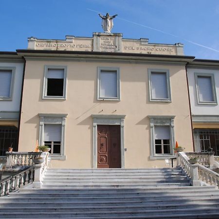 Casa Per Ferie "Sacro Cuore" Marina di Massa Zewnętrze zdjęcie
